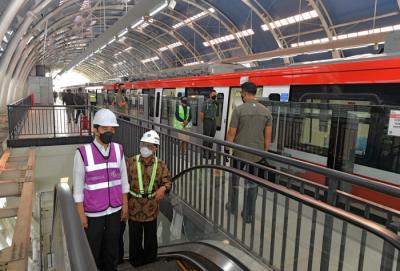 Presiden Joko Widodo meninjau perkembangan proyek lintas rel terpadu (LRT) Jabodebek, Rabu (9/6/2021).