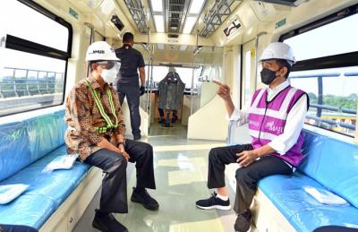 Presiden Joko Widodo meninjau perkembangan proyek lintas rel terpadu (LRT) Jabodebek, Rabu (9/6/2021).