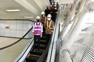 Presiden Joko Widodo meninjau perkembangan proyek lintas rel terpadu (LRT) Jabodebek, Rabu (9/6/2021).