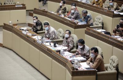 Menteri Dalam Negeri Tito Karnavian (kanan) mengikuti rapat dengar pendapat dengan Komisi II DPR di Kompleks Parlemen, Senayan, Jakarta, Rabu (9/6/2021).