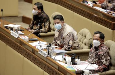Menteri Dalam Negeri Tito Karnavian (kanan) mengikuti rapat dengar pendapat dengan Komisi II DPR di Kompleks Parlemen, Senayan, Jakarta, Rabu (9/6/2021).
