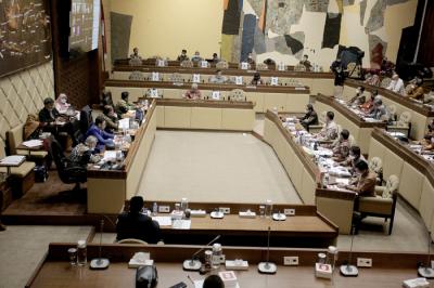 Menteri Dalam Negeri Tito Karnavian (kanan) mengikuti rapat dengar pendapat dengan Komisi II DPR di Kompleks Parlemen, Senayan, Jakarta, Rabu (9/6/2021).