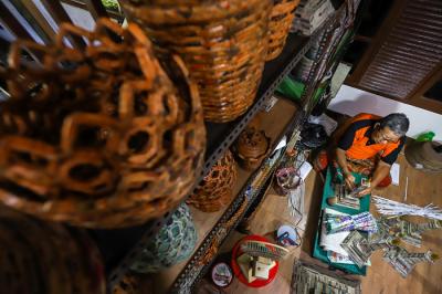 Sugito (68) menyelesaikan pembuatan miniatur Monas dari kertas koran bekas di Bank Sampah Tri Alam Lestari, Pesanggrahan, Jakarta Selatan, Rabu (9/6/2021).