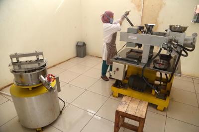 Pekerja menyelesaikan proses produksi coklat di Pabrik Coklat di area wisata Doesoen Kakao, Kendenglembu, Desa Karangharjo, Banyuwangi, Rabu (9/6/2021).