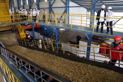 Proses giling tebu saat buka giling tahun 2021 di pabrik gula PT Industri Gula Glenmore (IGG), Banyuwangi Jawa Timur, Rabu (9/6/2021).