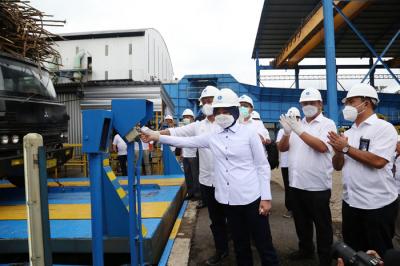 Proses giling tebu saat buka giling tahun 2021 di pabrik gula PT Industri Gula Glenmore (IGG), Banyuwangi Jawa Timur, Rabu (9/6/2021).