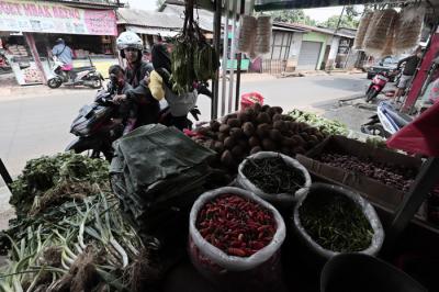 Pedagang merapikan dagangannya di Pasar Kecapi, Kota Bekasi, Jawa Barat, Rabu (9/6/2021).