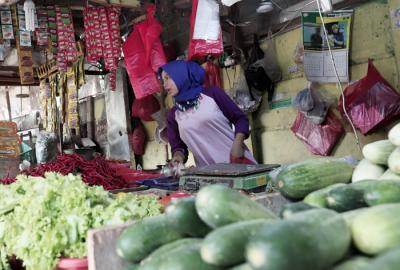 Pedagang merapikan dagangannya di Pasar Kecapi, Kota Bekasi, Jawa Barat, Rabu (9/6/2021).