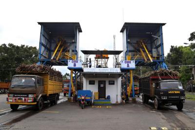 Operator memantau Chimney Boiler di Pabrik Gula (PG) PT Industri Gula Glenmore (IGG) di Banyuwangi, Jawa Timur, Kamis (10/6/2021).