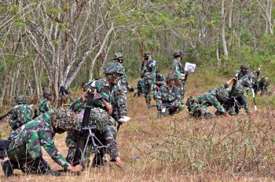 Prajurit Brigade Infanteri 2 menembakan senjata bantuan Infanteri Mortir 60 mm, di Pusat Latihan tempur Marinir 4 Purboyo, Malang Selatan, Rabu (9/6/2021).