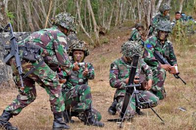 Prajurit Brigade Infanteri 2 menembakan senjata bantuan Infanteri Mortir 60 mm, di Pusat Latihan tempur Marinir 4 Purboyo, Malang Selatan, Rabu (9/6/2021).