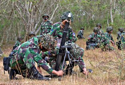 Prajurit Brigade Infanteri 2 menembakan senjata bantuan Infanteri Mortir 60 mm, di Pusat Latihan tempur Marinir 4 Purboyo, Malang Selatan, Rabu (9/6/2021).