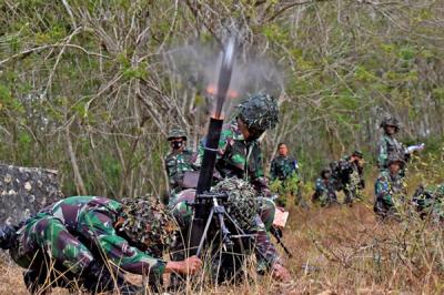 Prajurit Brigade Infanteri 2 menembakan senjata bantuan Infanteri Mortir 60 mm, di Pusat Latihan tempur Marinir 4 Purboyo, Malang Selatan, Rabu (9/6/2021).