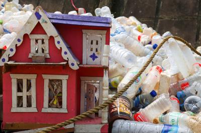 Petugas mengangkut sampah botol plastik dari kali Ciliwung, Jakarta Pusat, Kamis (10/6/2021).