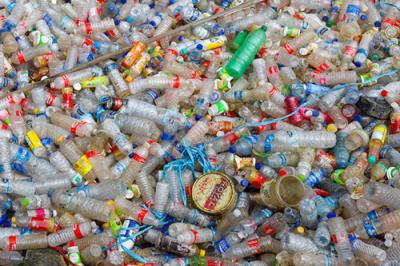 Petugas mengangkut sampah botol plastik dari kali Ciliwung, Jakarta Pusat, Kamis (10/6/2021).