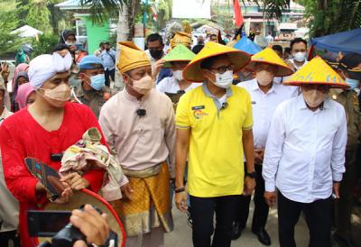 Menparekraf Sandiaga Salahuddin Uno saat mengunjungi Wisata Pasar Paloh Naga di Desa Wisata Denai Lama, Kecamatan Pantai Labu, Deliserdang, Rabu (9/6/2021).