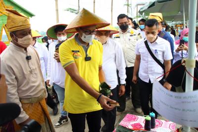 Menparekraf Sandiaga Salahuddin Uno saat mengunjungi Wisata Pasar Paloh Naga di Desa Wisata Denai Lama, Kecamatan Pantai Labu, Deliserdang, Rabu (9/6/2021).