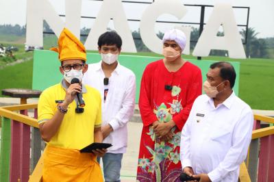 Menparekraf Sandiaga Salahuddin Uno saat mengunjungi Wisata Pasar Paloh Naga di Desa Wisata Denai Lama, Kecamatan Pantai Labu, Deliserdang, Rabu (9/6/2021).