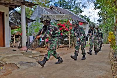 Prajurit Brigade Infanteri 2 Marinir melaksanakan penyergapan tempat penyimpanan logistik musuh di Malang, Jawa Timur, Kamis (10/6/2021).