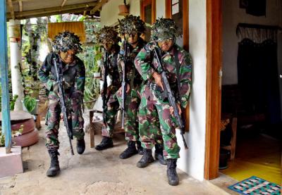 Prajurit Brigade Infanteri 2 Marinir melaksanakan penyergapan tempat penyimpanan logistik musuh di Malang, Jawa Timur, Kamis (10/6/2021).