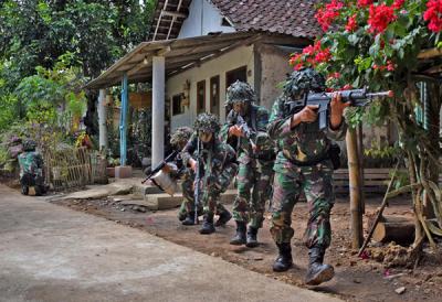 Prajurit Brigade Infanteri 2 Marinir melaksanakan penyergapan tempat penyimpanan logistik musuh di Malang, Jawa Timur, Kamis (10/6/2021).