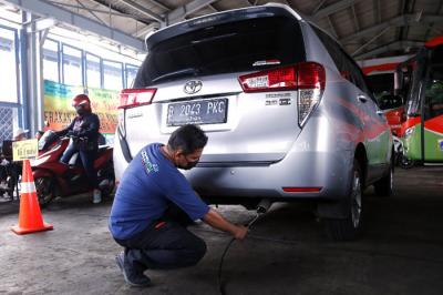 Warga melakukan uji emisi kendaraan bermotor di kantor Dinas Lingkungan Hidup Jakarta, Kramat Jati, Jakarta, Kamis (10/6/2021).