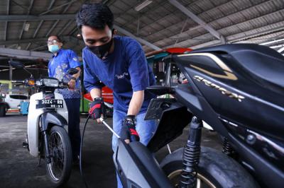 Warga melakukan uji emisi kendaraan bermotor di kantor Dinas Lingkungan Hidup Jakarta, Kramat Jati, Jakarta, Kamis (10/6/2021).