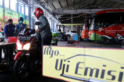 Warga melakukan uji emisi kendaraan bermotor di kantor Dinas Lingkungan Hidup Jakarta, Kramat Jati, Jakarta, Kamis (10/6/2021).