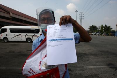 Pedagang, supir bus dan kernet saat terima vaksin AstraZeneca tahap pertama di Terminal Kampung Rambutan, Jakarta, Kamis (10/6/2021).