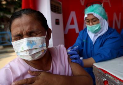 Pedagang, supir bus dan kernet saat terima vaksin AstraZeneca tahap pertama di Terminal Kampung Rambutan, Jakarta, Kamis (10/6/2021).