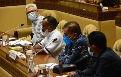 Prof Dr Hanif Nurcholis MSi dari perwakilan warga menyampaikan keberatannya atas penetapan harga yang ditetapkan Negara di Komisi II, DPR, Kamis (10/6/2021).