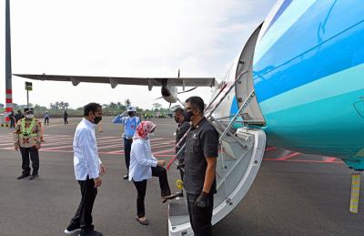 Presiden Joko Widodo beserta Ibu Negara Iriana meninjau perkembangan pembangunan Bandar Udara Jenderal Besar Soedirman di Purbalingga, Jumat (11/6/2021).