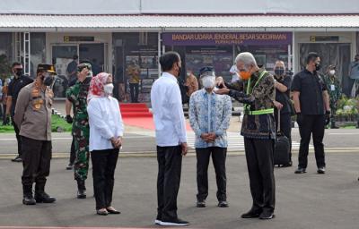 Presiden Joko Widodo beserta Ibu Negara Iriana meninjau perkembangan pembangunan Bandar Udara Jenderal Besar Soedirman di Purbalingga, Jumat (11/6/2021).