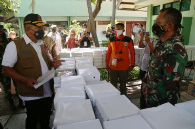 Kepala BNPB Letjen Ganip Warsito melihat sejumlah fasilitas ketika mengunjungi lokasi Karantina bagi PMI di Asrama Haji Sukolilo Surabaya, Jumat (11/6/2021).