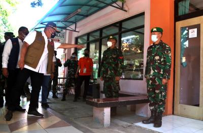 Kepala BNPB Letjen Ganip Warsito melihat sejumlah fasilitas ketika mengunjungi lokasi Karantina bagi PMI di Asrama Haji Sukolilo Surabaya, Jumat (11/6/2021).
