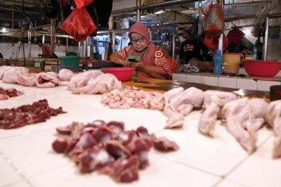 Pedagang menunggu pembeli di Pasar Tebet, Jakarta Selatan, Jumat (11/6/2021).