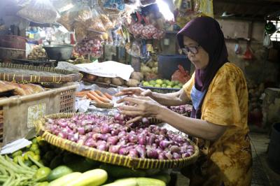 Pedagang menunggu pembeli di Pasar Tebet, Jakarta Selatan, Jumat (11/6/2021).