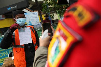 Warga terjaring razia masker yang diadakan petugas Satpol PP di kawasan Tanjung Duren, Jakarta, Jumat (11/6/2021).