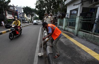 Warga terjaring razia masker yang diadakan petugas Satpol PP di kawasan Tanjung Duren, Jakarta, Jumat (11/6/2021).