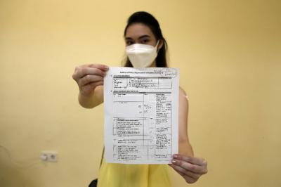 Warga melakukan vaksinasi Covid-19 di Gelangang Olahraga (GOR) Pengadegan, Jakarta, Jumat (11/6/2021).