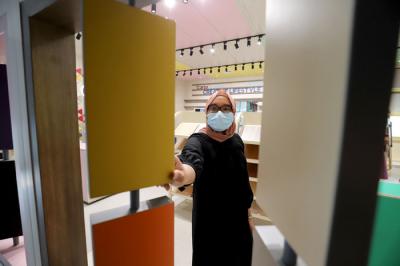 Pengunjung berada di Showroom interior di Tangerang, Banten, Jumat (11/6/2021).