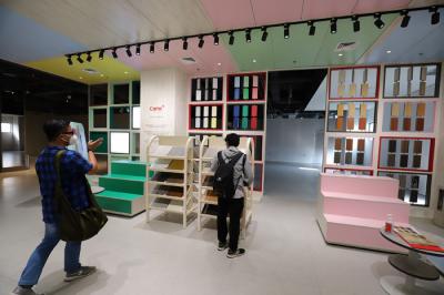 Pengunjung berada di Showroom interior di Tangerang, Banten, Jumat (11/6/2021).