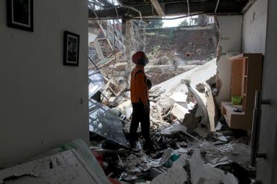 Pemilik rumah melihat rumahnya yang hancur tertimpa tanah longsor di Perumahan Nerada Estate Ciputat, Tangerang Selatan, Banten, Sabtu (12/6/2021).