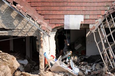 Pemilik rumah melihat rumahnya yang hancur tertimpa tanah longsor di Perumahan Nerada Estate Ciputat, Tangerang Selatan, Banten, Sabtu (12/6/2021).