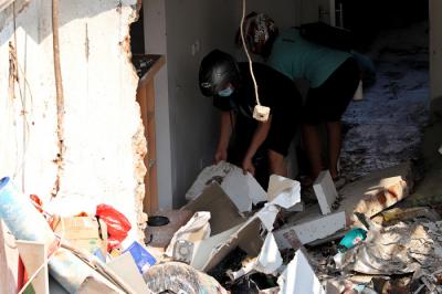 Pemilik rumah melihat rumahnya yang hancur tertimpa tanah longsor di Perumahan Nerada Estate Ciputat, Tangerang Selatan, Banten, Sabtu (12/6/2021).