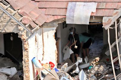 Pemilik rumah melihat rumahnya yang hancur tertimpa tanah longsor di Perumahan Nerada Estate Ciputat, Tangerang Selatan, Banten, Sabtu (12/6/2021).