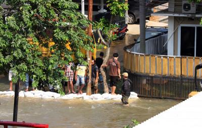 Warga memantau arus air yang masuk dan menyebabkan banjir di perumahannya di Perumahan Nerada Estate Ciputat, Tangerang Selatan, Banten, Sabtu (12/6/2021).