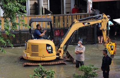 Warga memantau arus air yang masuk dan menyebabkan banjir di perumahannya di Perumahan Nerada Estate Ciputat, Tangerang Selatan, Banten, Sabtu (12/6/2021).