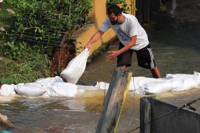 Warga memantau arus air yang masuk dan menyebabkan banjir di perumahannya di Perumahan Nerada Estate Ciputat, Tangerang Selatan, Banten, Sabtu (12/6/2021).