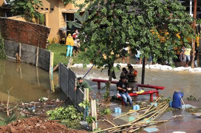 Warga memantau arus air yang masuk dan menyebabkan banjir di perumahannya di Perumahan Nerada Estate Ciputat, Tangerang Selatan, Banten, Sabtu (12/6/2021).
